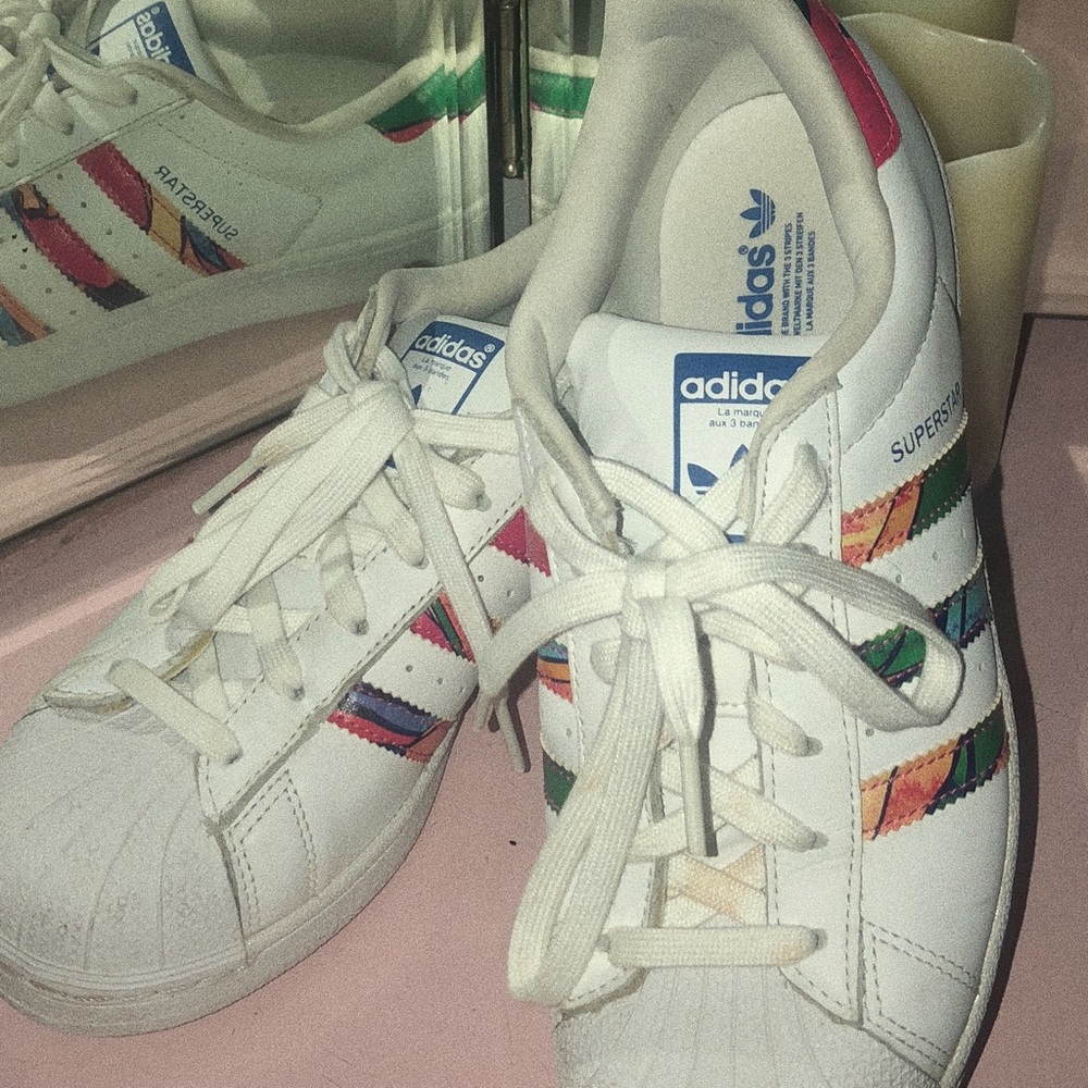 Adidas : superstar .